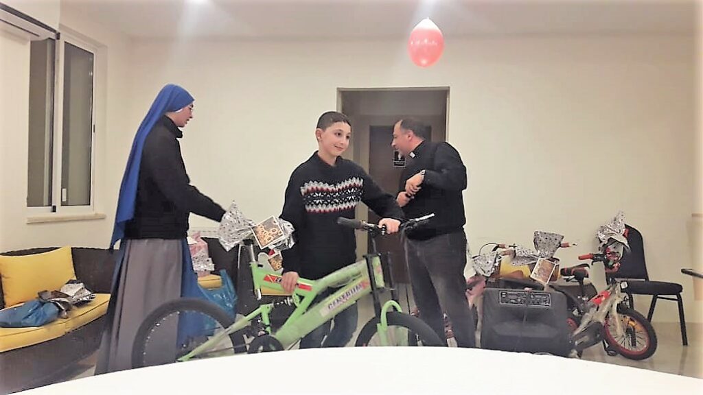 Read more about the article جوائز لأولئك الذين برعوا في بعض الفضائل في بيت “مريم العذراء ام الرجاء” في عنجرة